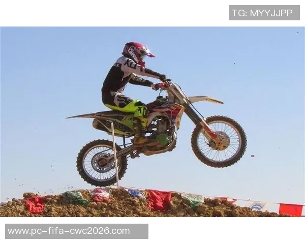 激情碰撞足球与汽车广告的完美结合展现速度与激情的魅力